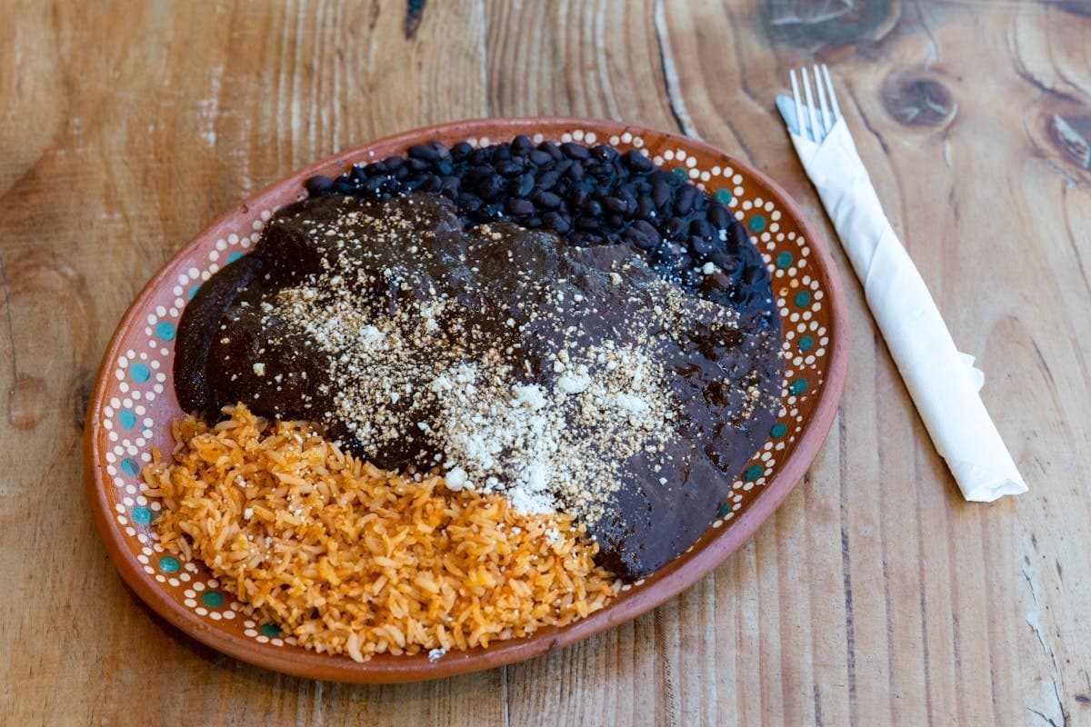 Mole negro oaxaqueño en una fuente