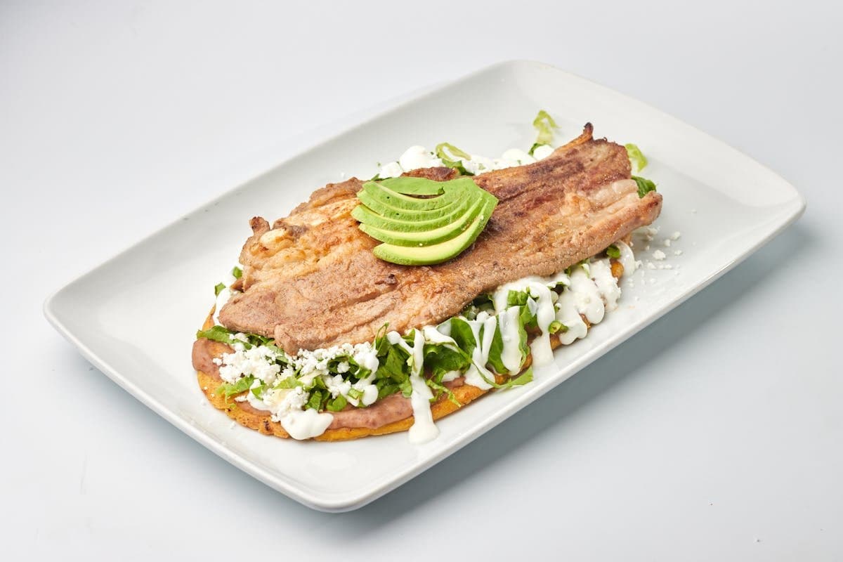 Tlayudas oaxaqueñas auténticas con ingredientes frescos mexicanos
